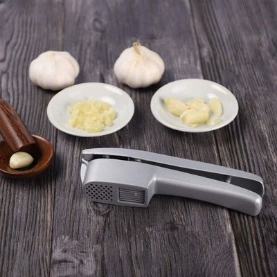 Amostra grátis 2 em 1 Pressão manual de alho Mincer Kitchen Garlic Chopper Slicer Portable Garlic Grinding Crusher Masher Maker Ferramentas de vegetais