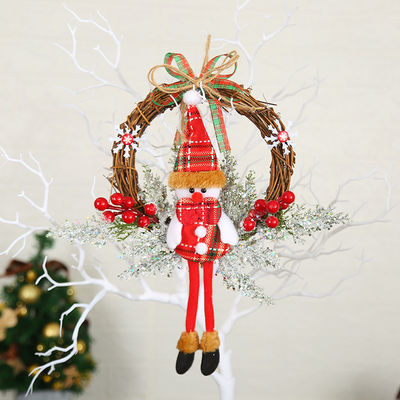 Traga alegria para a sua casa com esta coroa de Natal Feliz de bagas vermelhas e pinheiros
