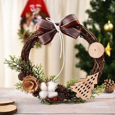 Traga alegria para a sua casa com esta coroa de Natal Feliz de bagas vermelhas e pinheiros