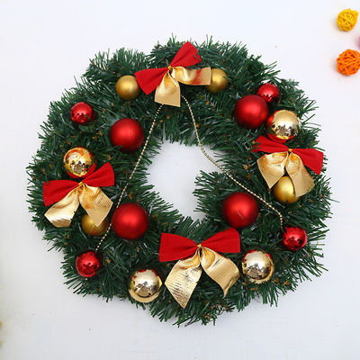 Traga alegria para a sua casa com esta coroa de Natal Feliz de bagas vermelhas e pinheiros
