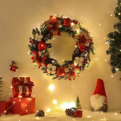 Coroa de pinheiro de Natal de tecido de pelúcia e plástico para decorações de Natal ao ar livre