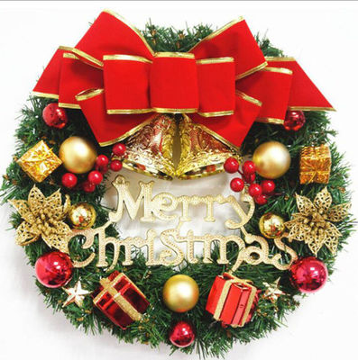 Coroa de pinheiro de Natal de tecido de pelúcia e plástico para decorações de Natal ao ar livre