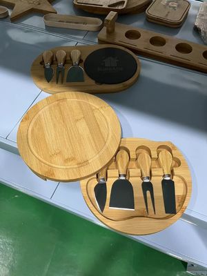 Tabuleiro de queijo de bambu sustentável e utensílios para pratos de queijo